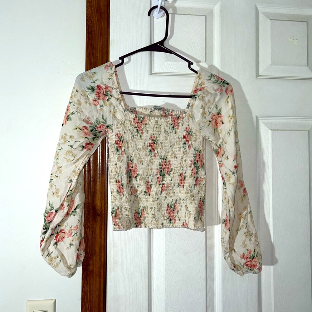 Fitted flower top